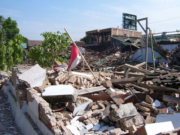  kliping bencana alam Gempa 27 Mei Bendera Merah Putih