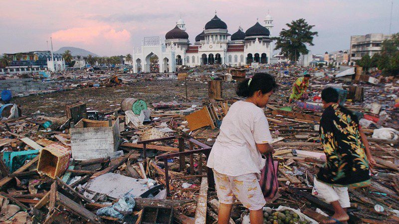  kliping bencana alam Masjidd Baiturrahman selamat dari terjangan tsunami