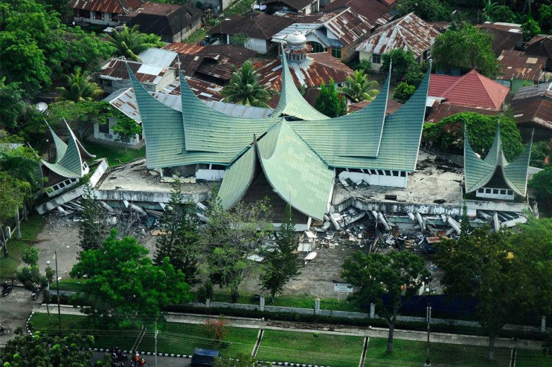 kliping bencana alam 30 September 2009 wilayah ini diguncang gempa dahsyat berkuatan 7,6 SR