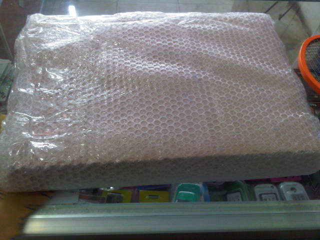 jam dinding dilapisi bubble wrap