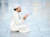 seorang muslim berdoa dengan ceria