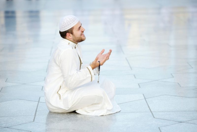 seorang muslim berdoa dengan ceria