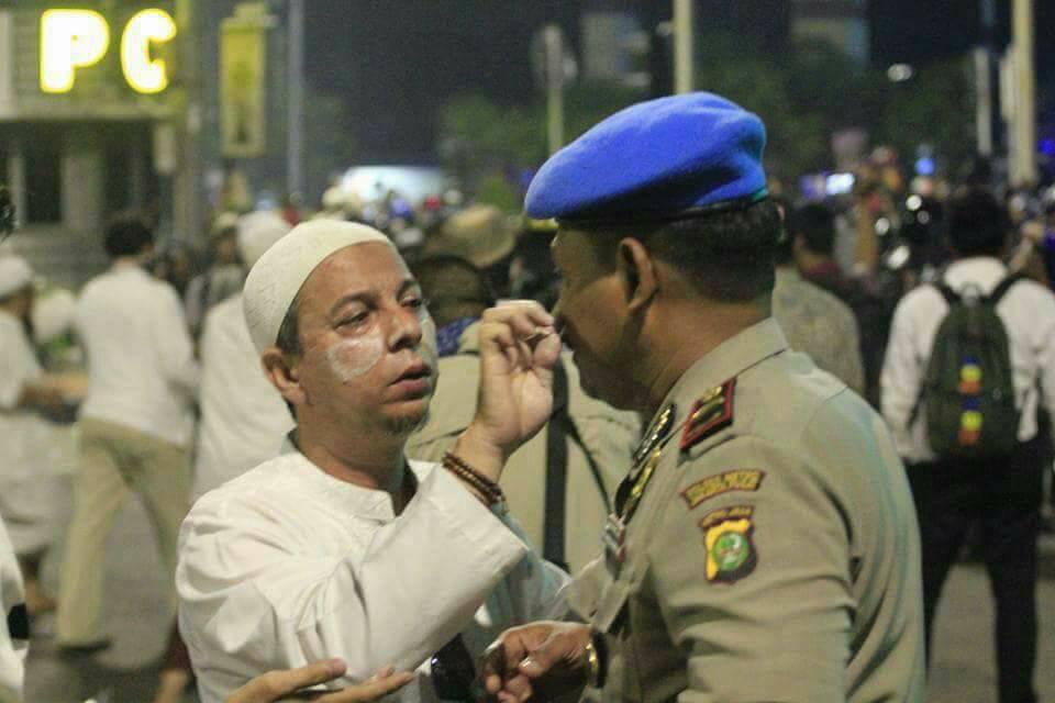 foto mengharukan aksi damai 4 november bela islam