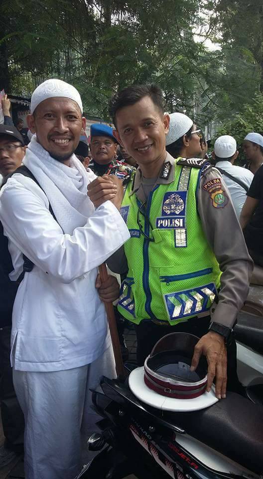 foto mengharukan aksi damai 4 november