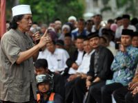 Kyai Mbeling Cak Nun atau Emha Ainun Najib  menyampaikan tausiah pada acara Ngaji Bareng Cak Nun dalam rangka HUT PT. Taman Wisata Candi Borobudur, Prambanan dan Ratu Boko ke-34 di lapangan parkir Candi Borobudur, Magelang, Jateng, Senin (14/7)