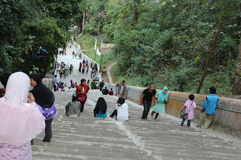 contoh laporan perjalanan wisata makam raja-raja