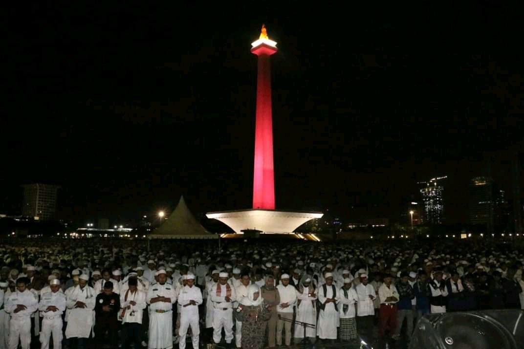 Foto Gambar Reuni 212 Monas Malam Hari