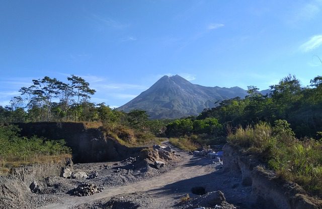 Covid-19 dan Gunung Merapi Mau Meletus: Bagaimana Bencana Bisa Menyatukan Kita